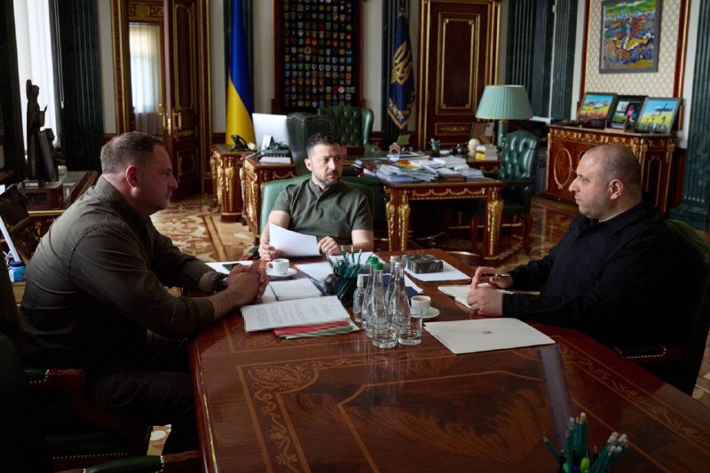 З Президентом Володимиром Зеленським та секретарем РНБО України Рустемом Умєровим обговорювали переговорний трек З Президентом Володимиром Зеленським та секретарем РНБО України Рустемом Умєровим обговорювали переговорний трек