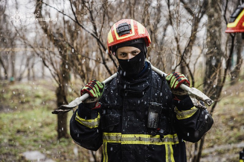 📍У Харкові рятувальники проводили аварійно-відновлювальні роботи після російських обстрілів в Основ’янському та Слобідському районах 📍У Харкові рятувальники проводили аварійно-відновлювальні роботи після російських обстрілів в Основ’янському та Слобідському районах