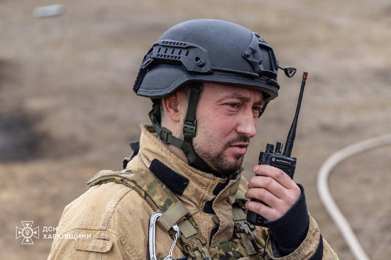 Незламні рятувальники Харківщини! В їхніх очах — сталева воля, непохитна сила, мужність, що не згасає під вогнем російських ударів Незламні рятувальники Харківщини! В їхніх очах — сталева воля, непохитна сила, мужність, що не згасає під вогнем російських ударів