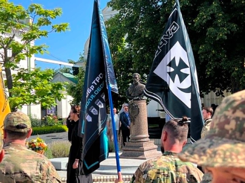 ОСВЯЧЕННЯ ВЕЛИКОГО ГЕТЬМАНА
Сьогодні було освячено бюст гетьмана Івана Мазепи, який розташований у Києво-Печерській Лаврі ОСВЯЧЕННЯ ВЕЛИКОГО ГЕТЬМАНА
Сьогодні було освячено бюст гетьмана Івана Мазепи, який розташований у Києво-Печерській Лаврі