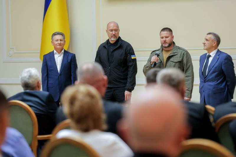 Щороку в останню неділю серпня ми вітаємо людей, чия щоденна праця під землею тримає українське світло на землі. Щороку в останню неділю серпня ми вітаємо людей, чия щоденна праця під землею тримає українське світло на землі.