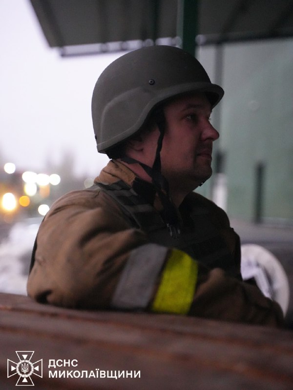 💪Незламні вогнеборці Миколаєва
Обличчя в кіптяві, очі — повні втоми й сили водночас. 💪Незламні вогнеборці Миколаєва
Обличчя в кіптяві, очі — повні втоми й сили водночас.