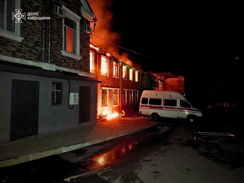 #Київщина: внаслідок масованого російського обстрілу житлових та промислових секторів виникли пожежі та руйнації #Київщина: внаслідок масованого російського обстрілу житлових та промислових секторів виникли пожежі та руйнації