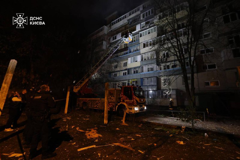 З ночі працюють наші екстрені служби на місцях російських ударів. Підлий обстріл З ночі працюють наші екстрені служби на місцях російських ударів. Підлий обстріл