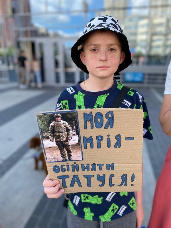 💔«Ще не всі вдома»: Маріупольці виходять на підтримку військовополонених! 💔«Ще не всі вдома»: Маріупольці виходять на підтримку військовополонених!