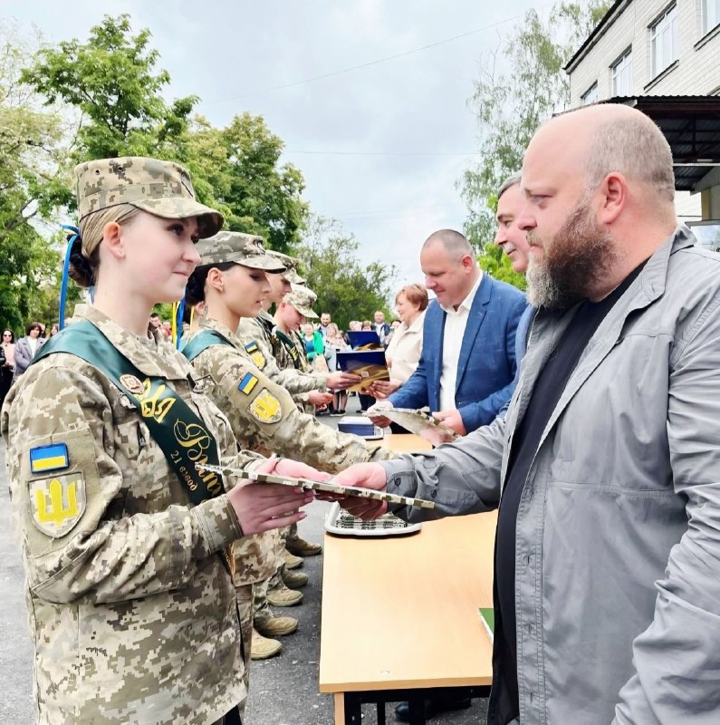 Усі 36 випускників Луганського обласного ліцею із посиленою військово-фізичною підготовкою планують вступити до військових вишів Усі 36 випускників Луганського обласного ліцею із посиленою військово-фізичною підготовкою планують вступити до військових вишів