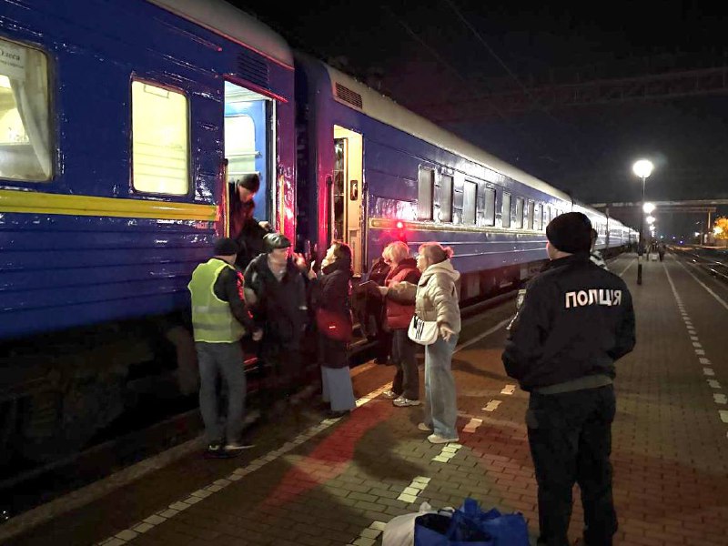 Кіровоградщина продовжує приймати внутрішньо переміщених українців.
Цієї ночі ми зустріли ще 31 жителя Донецької області Кіровоградщина продовжує приймати внутрішньо переміщених українців.
Цієї ночі ми зустріли ще 31 жителя Донецької області