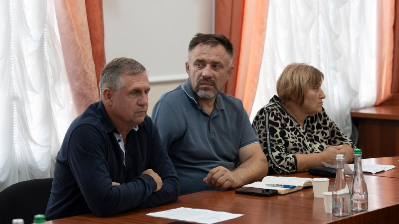 Провів розширену нараду з керівниками комунальних підприємств теплопостачання, представниками органів місцевого... Провів розширену нараду з керівниками комунальних підприємств теплопостачання, представниками органів місцевого...