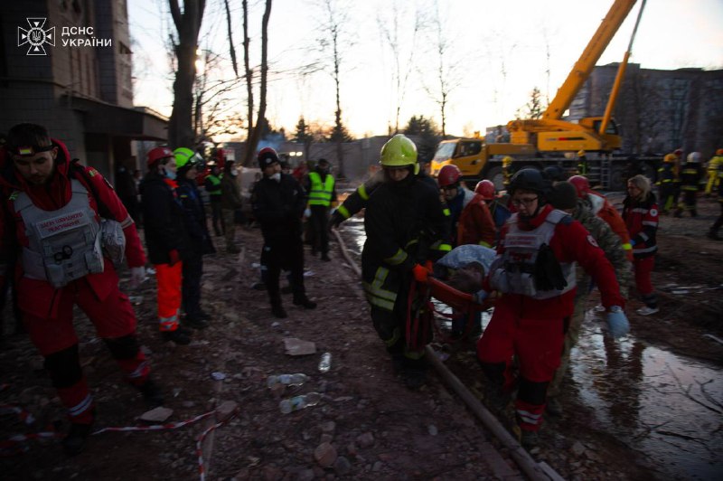 У Тернополі тривають аварійно-рятувальні роботи після російської атаки У Тернополі тривають аварійно-рятувальні роботи після російської атаки