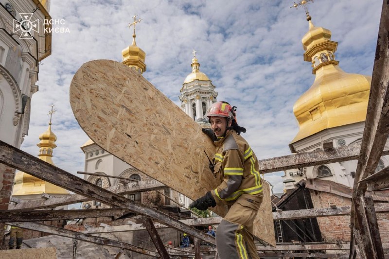 #Київ: тривають аварійно-відновлювальні роботи у Києво-Печерській лаврі після російської атаки 15 червня #Київ: тривають аварійно-відновлювальні роботи у Києво-Печерській лаврі після російської атаки 15 червня