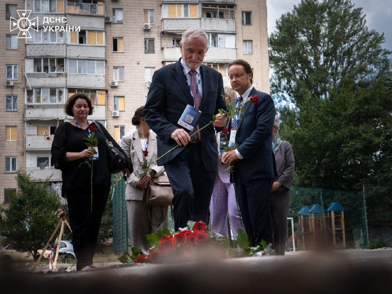 ❗Поблизу одного з будинків у Подільському районі Києва, зруйнованого під час масованої російської атаки в ніч на 6 липня ❗Поблизу одного з будинків у Подільському районі Києва, зруйнованого під час масованої російської атаки в ніч на 6 липня