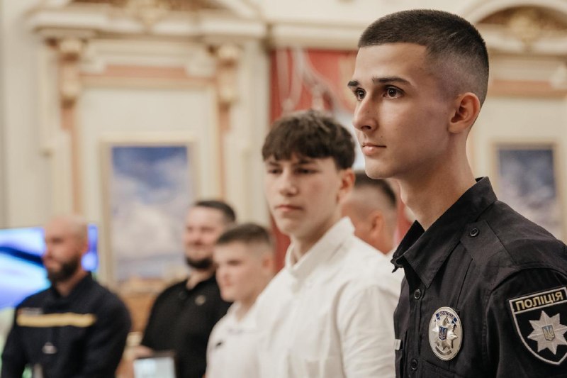 Більшість з них не мають форми чи шевронів ДСНС, але в момент небезпеки не вагалися та кинулися рятувати інших Більшість з них не мають форми чи шевронів ДСНС, але в момент небезпеки не вагалися та кинулися рятувати інших