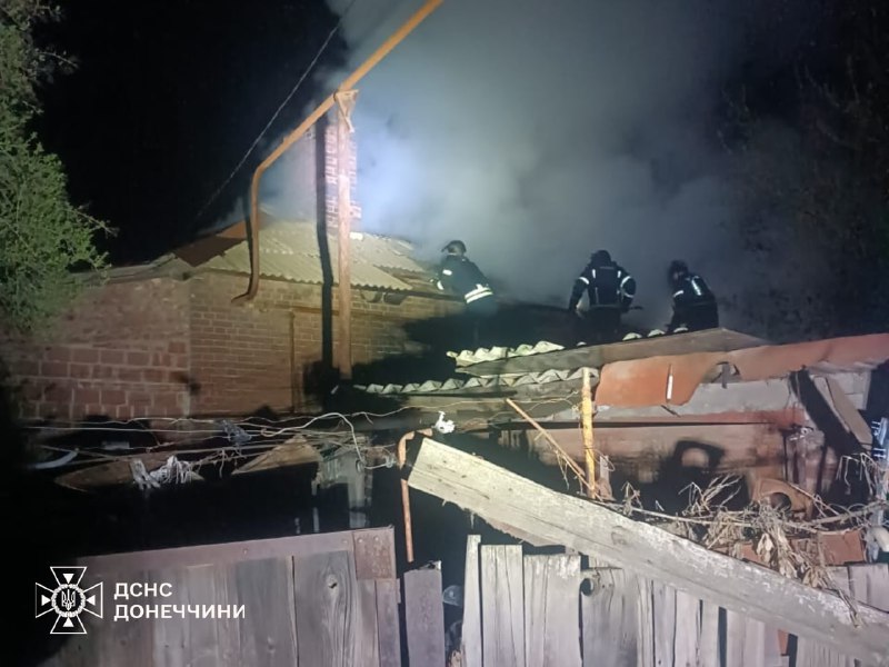 ‼️Донеччина: внаслідок ворожих обстрілів є поранені та загиблий
Лиман — пожежа житлового будинку ‼️Донеччина: внаслідок ворожих обстрілів є поранені та загиблий
Лиман — пожежа житлового будинку