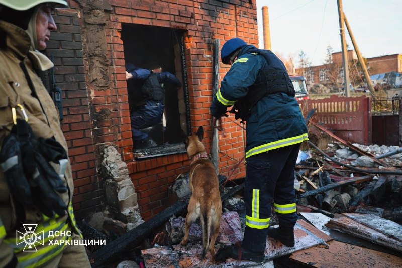#Харківщина: в результаті нічної атаки російських БпЛА сталися пожежі, є постраждалі серед цивільних і вогнеборців #Харківщина: в результаті нічної атаки російських БпЛА сталися пожежі, є постраждалі серед цивільних і вогнеборців