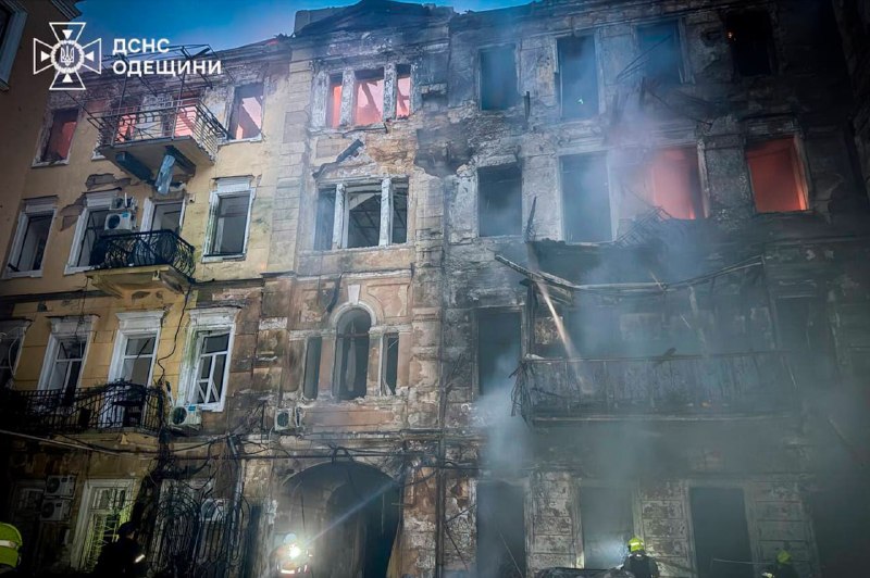 Поки наші підрозділи рятують постраждалих від нічного обстрілу, росіяни запускають нові ракети й дрони по регіонах України Поки наші підрозділи рятують постраждалих від нічного обстрілу, росіяни запускають нові ракети й дрони по регіонах України