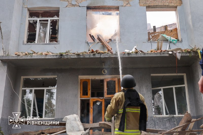 ⚠️ рівненські рятувальники ліквідували наслідки падіння уламків російського БпЛА: розібрали завали та обвалені конструкції! ⚠️ рівненські рятувальники ліквідували наслідки падіння уламків російського БпЛА: розібрали завали та обвалені конструкції!