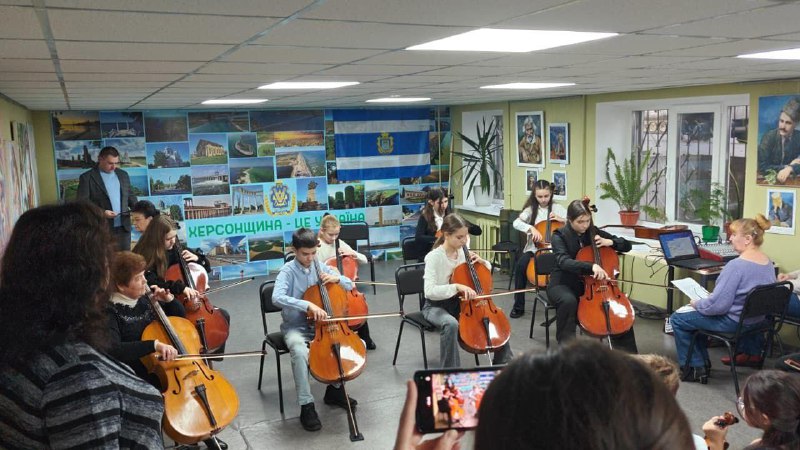 Вимушені переселенці з Херсонщини, які проживають у Дніпрі, продовжують отримувати допомогу та підтримку в гуманітарному центрі «Вільні разом». Вимушені переселенці з Херсонщини, які проживають у Дніпрі, продовжують отримувати допомогу та підтримку в гуманітарному центрі «Вільні разом».