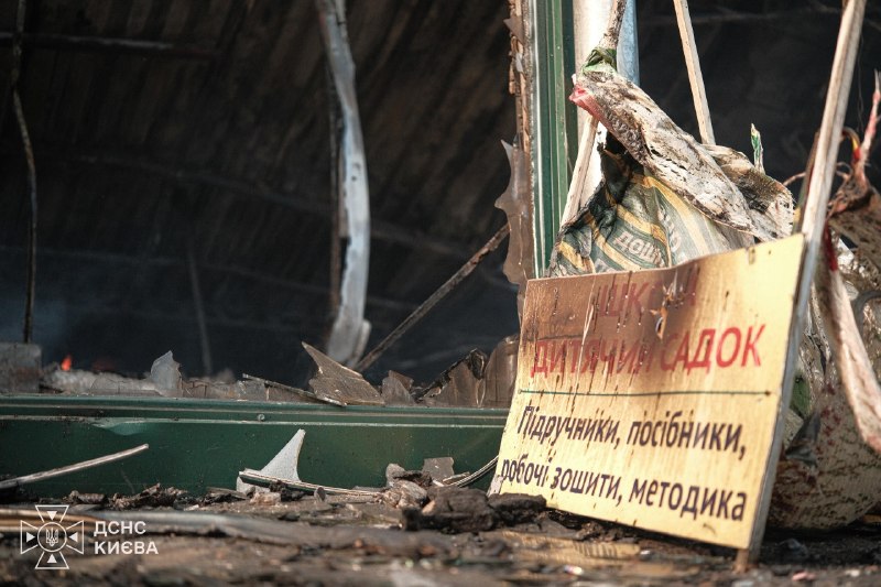 UPD | Київ: рятувальники ліквідували всі пожежі, спричинені нічним російським обстрілом в Оболонському та Голосіївському районах столиці UPD | Київ: рятувальники ліквідували всі пожежі, спричинені нічним російським обстрілом в Оболонському та Голосіївському районах столиці