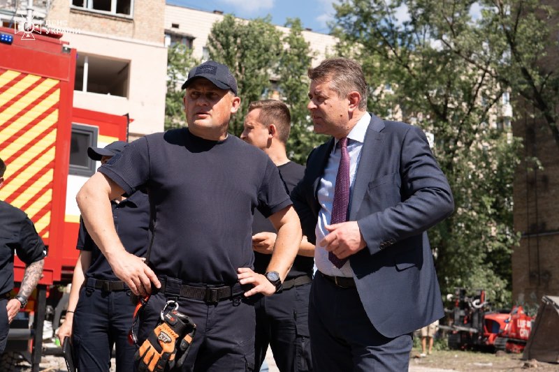 Голова ДСНС Андрій Даник показав наслідки російських ударів по Києву 70 керівникам іноземних дипломатичних місій та міжнародних організацій Голова ДСНС Андрій Даник показав наслідки російських ударів по Києву 70 керівникам іноземних дипломатичних місій та міжнародних організацій
