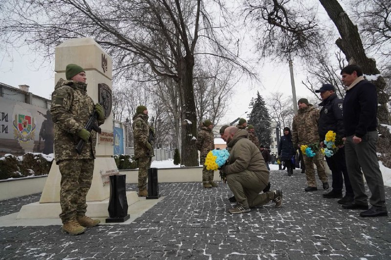 У День Соборності України луганчани живим ланцюгом з’єднали пам’ятний знак на честь Акта Злуки та меморіал... У День Соборності України луганчани живим ланцюгом з’єднали пам’ятний знак на честь Акта Злуки та меморіал...