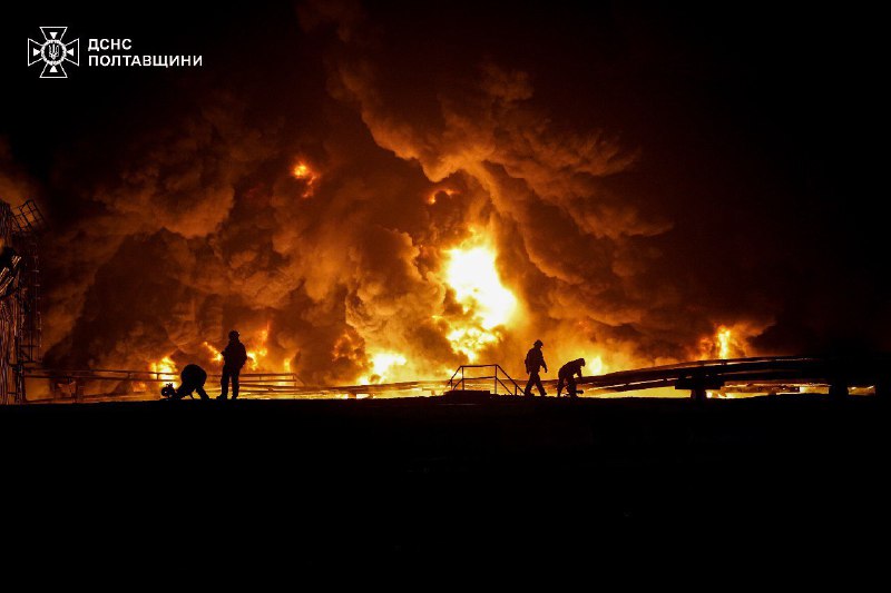 #фото_тижня
Крізь вогонь і пекельний жар, серед вибухів та безжальної темряви – щодня стоять наші рятувальники #фото_тижня
Крізь вогонь і пекельний жар, серед вибухів та безжальної темряви – щодня стоять наші рятувальники