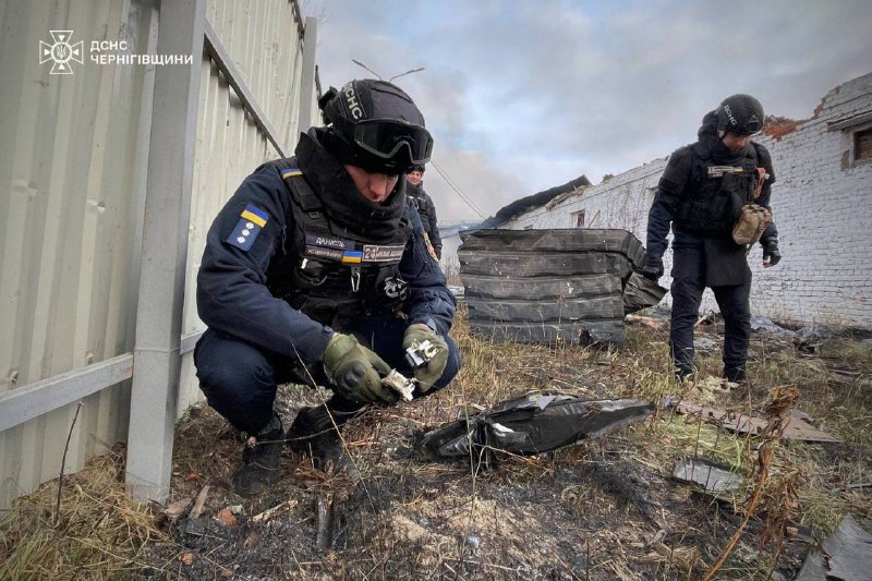 Усю ніч Чернігівщина була під атакою ворога. За минулу добу 39 обстрілів. 70 вибухів Усю ніч Чернігівщина була під атакою ворога. За минулу добу 39 обстрілів. 70 вибухів