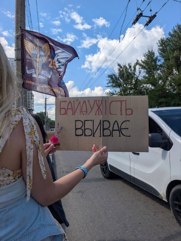 💔«Ще не всі вдома»: Маріупольці виходять на підтримку військовополонених! 💔«Ще не всі вдома»: Маріупольці виходять на підтримку військовополонених!