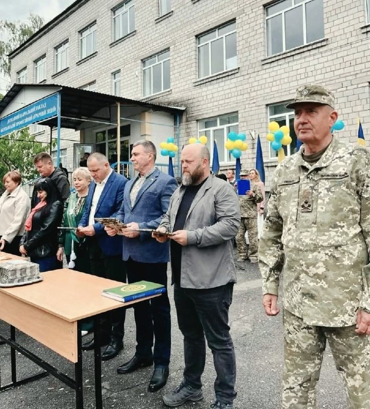 Усі 36 випускників Луганського обласного ліцею із посиленою військово-фізичною підготовкою планують вступити до військових вишів Усі 36 випускників Луганського обласного ліцею із посиленою військово-фізичною підготовкою планують вступити до військових вишів