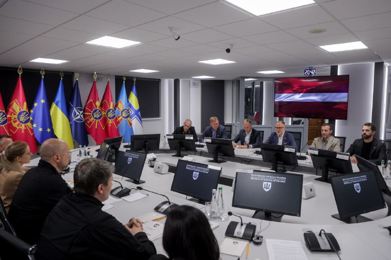 🇱🇻 Провів зустріч із Міністром оборони Латвії Андрісом Спрудсом.
Подякував за візит в Україну в ці важливі святкові дні 🇱🇻 Провів зустріч із Міністром оборони Латвії Андрісом Спрудсом.
Подякував за візит в Україну в ці важливі святкові дні