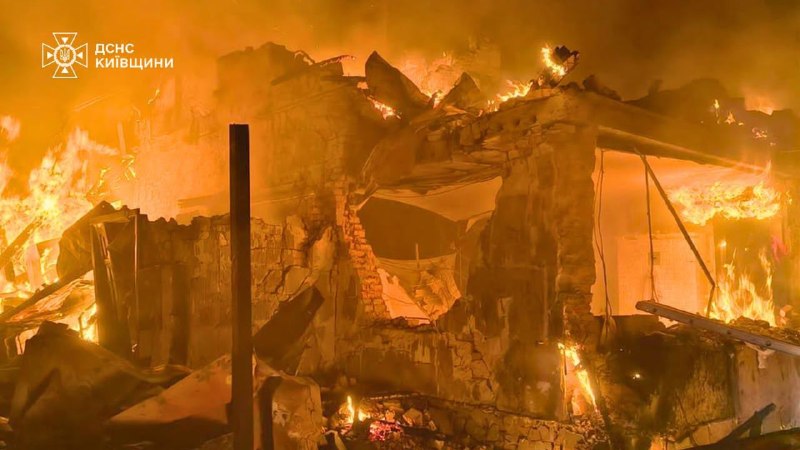 Сьогодні вночі ударами дронів Росія вбила трьох людей у Пухівці на Київщині: дідуся, бабусю та їхнього онука Сьогодні вночі ударами дронів Росія вбила трьох людей у Пухівці на Київщині: дідуся, бабусю та їхнього онука