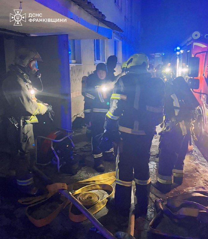 🔻 Івано-Франківщина: під час нічної пожежі рятувальники врятували 7 осіб, евакуювали 25 мешканців — одна людина загинула 🔻 Івано-Франківщина: під час нічної пожежі рятувальники врятували 7 осіб, евакуювали 25 мешканців — одна людина загинула