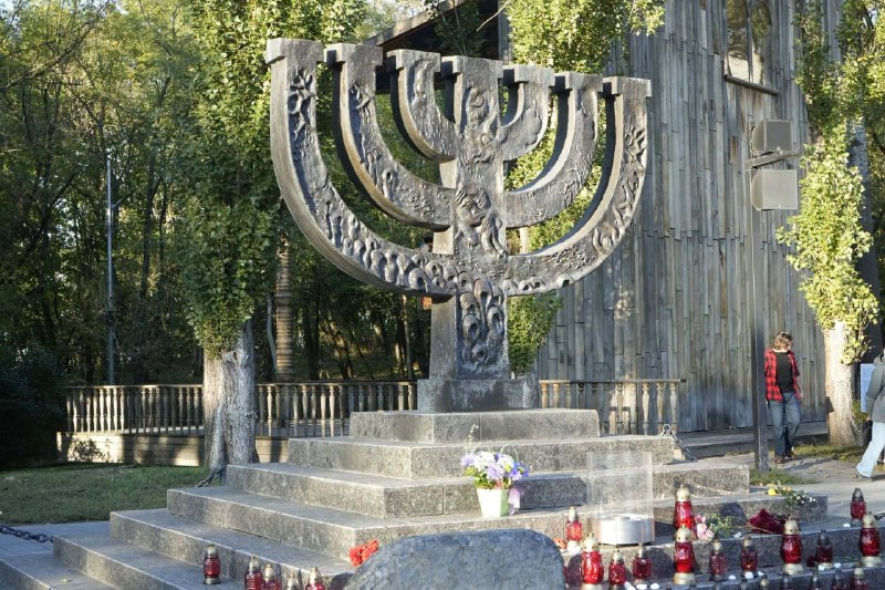У БАБИНОМУ ЯРУ ВШАНУВАЛИ ЖЕРТВ МАСОВИХ РОЗСТРІЛІВ
У 85-ті роковини від початку масових розстрілів У БАБИНОМУ ЯРУ ВШАНУВАЛИ ЖЕРТВ МАСОВИХ РОЗСТРІЛІВ
У 85-ті роковини від початку масових розстрілів