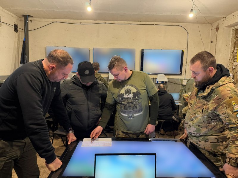 Сьогодні знову в 157-й ОМБр, де місяць тому був разом із моїм другом Шоном Пенном Сьогодні знову в 157-й ОМБр, де місяць тому був разом із моїм другом Шоном Пенном