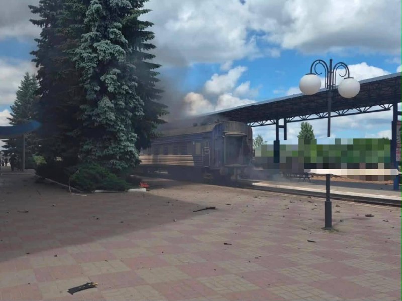 Черговий підступний напад російських загарбників на Сумщині.
Ворог атакував теріторію вокзалу у Сумах БПЛА Черговий підступний напад російських загарбників на Сумщині.
Ворог атакував теріторію вокзалу у Сумах БПЛА