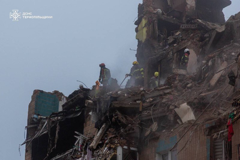 Тернопіль: Рятувальники продовжують працювати на місці трагедії, де внаслідок російської агресії було зруйновано житлову багатоповерхівку Тернопіль: Рятувальники продовжують працювати на місці трагедії, де внаслідок російської агресії було зруйновано житлову багатоповерхівку