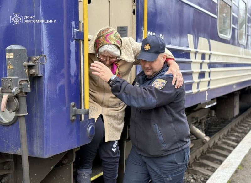 🚆30 літніх людей з інвалідністю, підопічних геріатричного пансіонату, зустріли рятувальники Житомирщини 🚆30 літніх людей з інвалідністю, підопічних геріатричного пансіонату, зустріли рятувальники Житомирщини