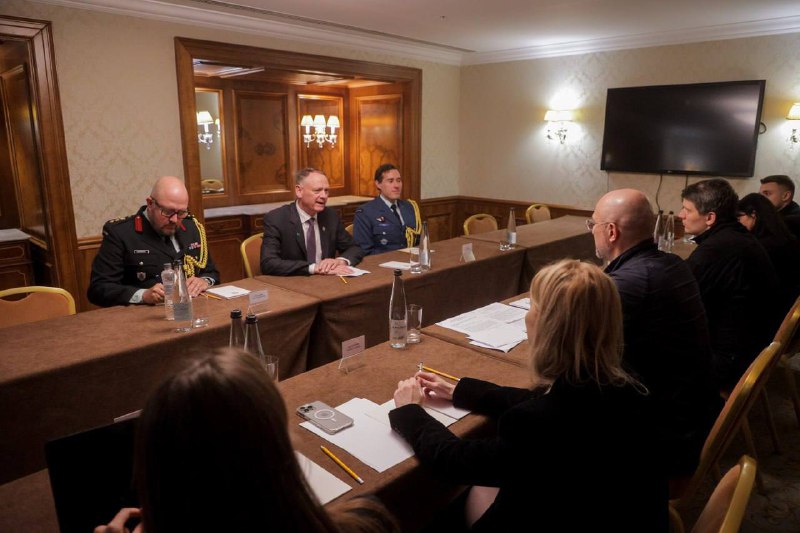 🇺🇦🇨🇦 Зустрівся з Міністром оборони Канади Девідом Макгінті.
Подякував за пакет військової допомоги на $1 млрд — зокрема дрони 🇺🇦🇨🇦 Зустрівся з Міністром оборони Канади Девідом Макгінті.
Подякував за пакет військової допомоги на $1 млрд — зокрема дрони