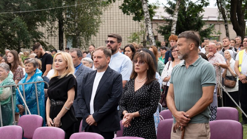 Близько 6 тисяч вірян об’єдналися сьогодні у спільній молитві в Бердичеві, який знову став духовним серцем країни Близько 6 тисяч вірян об’єдналися сьогодні у спільній молитві в Бердичеві, який знову став духовним серцем країни