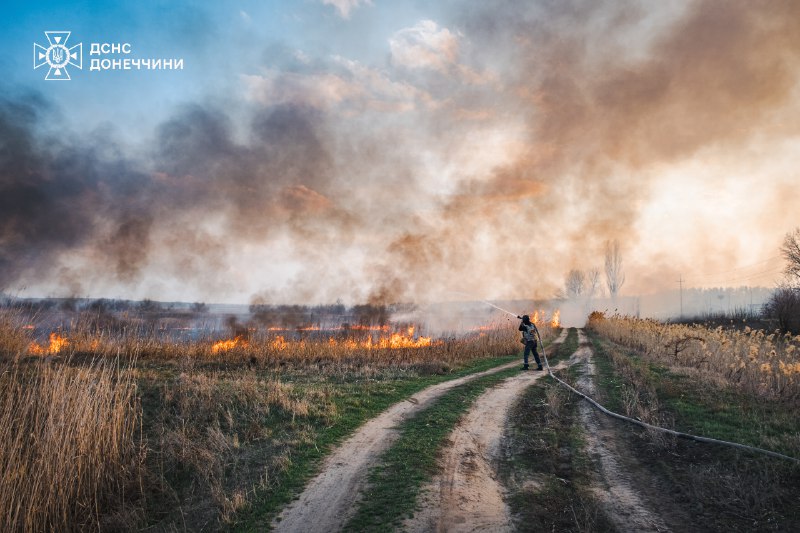 🔥росіяни обстріляли Донеччину!
На околицях селища Ярова Краматорського району спалахнули численні осередки пожежі 🔥росіяни обстріляли Донеччину!
На околицях селища Ярова Краматорського району спалахнули численні осередки пожежі