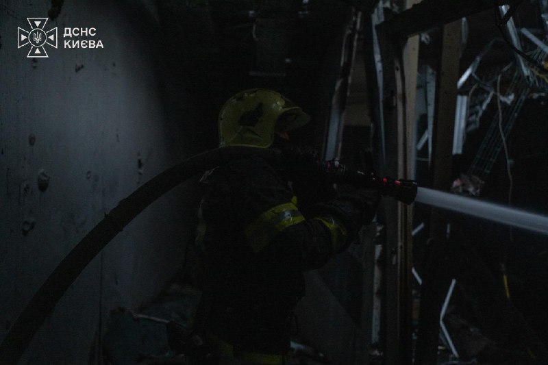 #Київ: 8 людей постраждали через російські удари з початку доби
▪Солом'янський район: влучання в нежитлову будівлю, без загоряння #Київ: 8 людей постраждали через російські удари з початку доби
▪Солом'янський район: влучання в нежитлову будівлю, без загоряння