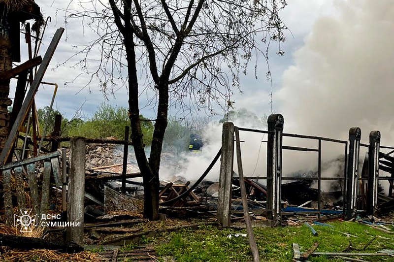 Сумщина: під загрозою повторних атак, рятувальники ліквідовують наслідки ворожих ударів Сумщина: під загрозою повторних атак, рятувальники ліквідовують наслідки ворожих ударів