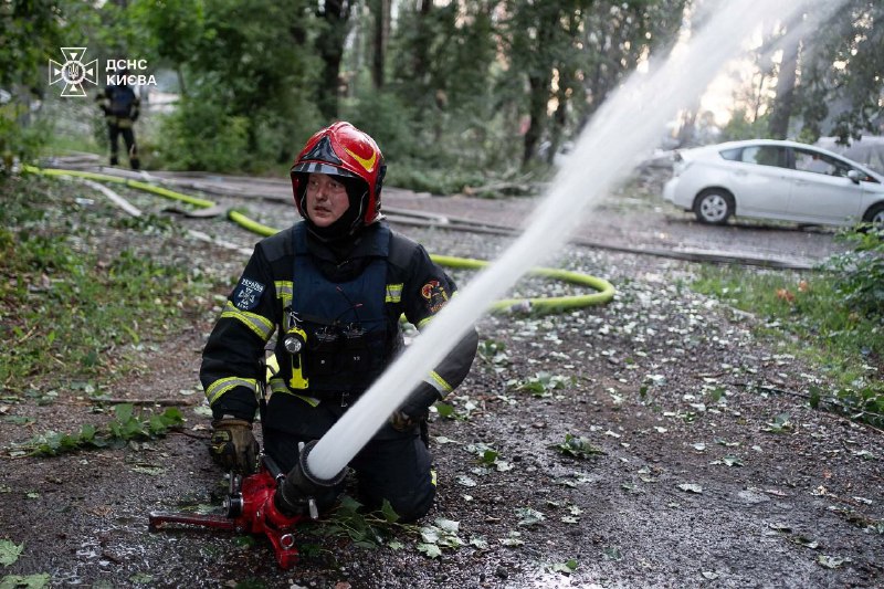 #Київ: у ніч проти 4 липня росія вкотре масовано атакувала столицю. Рятувальники ліквідовують наслідки одразу у декількох районах ⤵️ #Київ: у ніч проти 4 липня росія вкотре масовано атакувала столицю. Рятувальники ліквідовують наслідки одразу у декількох районах ⤵️
