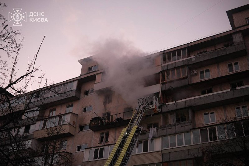 З ночі працюють наші екстрені служби на місцях російських ударів. Підлий обстріл З ночі працюють наші екстрені служби на місцях російських ударів. Підлий обстріл