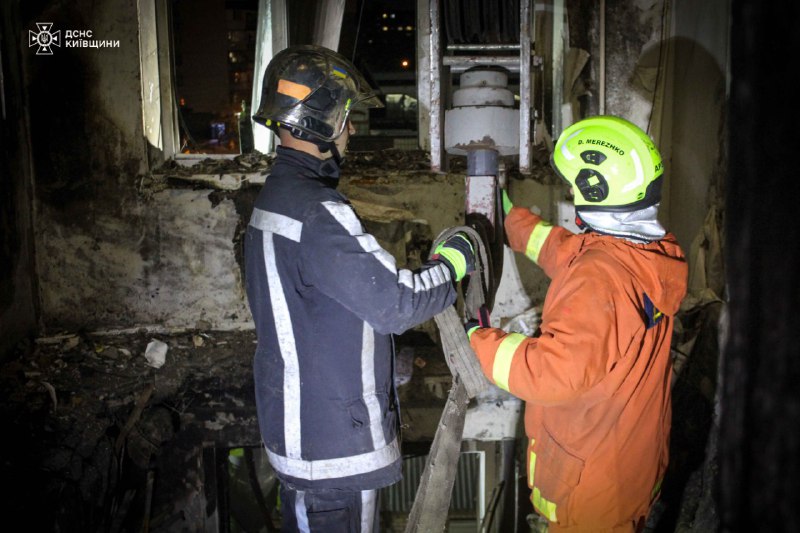 Після російських ударів в ніч на 14 листопада по Києву рятувальники аварійно-рятувального загону спеціального призначення м Після російських ударів в ніч на 14 листопада по Києву рятувальники аварійно-рятувального загону спеціального призначення м