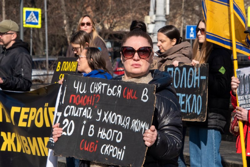 «Коли ти закриваєш очі, їх перестає бачити весь світ»: маріупольці виходять на акції з підтримки військовополонених «Коли ти закриваєш очі, їх перестає бачити весь світ»: маріупольці виходять на акції з підтримки військовополонених
