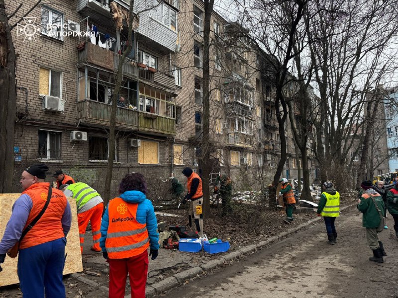 ❗У Запоріжжі завершили роботи з ліквідації наслідків масованого російського обстрілу в ніч на 26 листопада
▫️Постраждали 19 людей ❗У Запоріжжі завершили роботи з ліквідації наслідків масованого російського обстрілу в ніч на 26 листопада
▫️Постраждали 19 людей