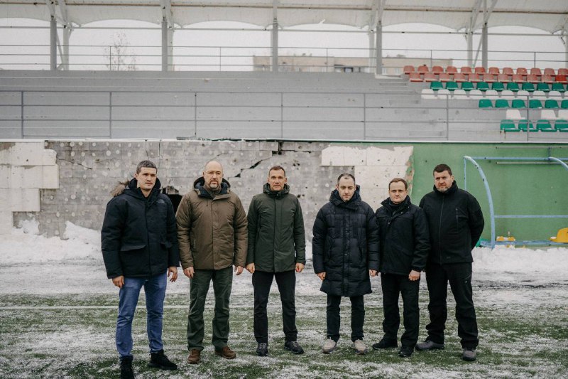 У межах проєкту UNITED24 у місті Ірпінь відбудують стадіон — “Чемпіон”.
Стадіон був обстріляний російськими загарбниками в березні У межах проєкту UNITED24 у місті Ірпінь відбудують стадіон — “Чемпіон”.
Стадіон був обстріляний російськими загарбниками в березні