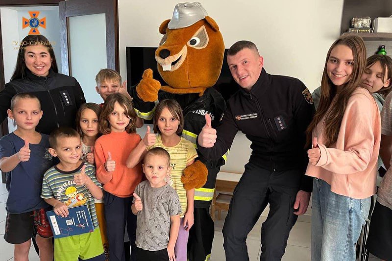 Навчаємо правилам безпеки змалечку! 🤗
⏺У дитячий будинок сімейного типу з інтерактивно-пізнавальним уроком завітали рятувальники Навчаємо правилам безпеки змалечку! 🤗
⏺У дитячий будинок сімейного типу з інтерактивно-пізнавальним уроком завітали рятувальники