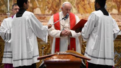 Папа провів в останню путь кардинала Джорджа Пелла Папа провів в останню путь кардинала Джорджа Пелла