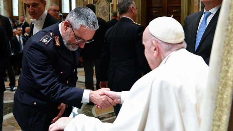 Папа поліцейським: потрібні люди, які дбають про мир не словами, а вчинками Папа поліцейським: потрібні люди, які дбають про мир не словами, а вчинками